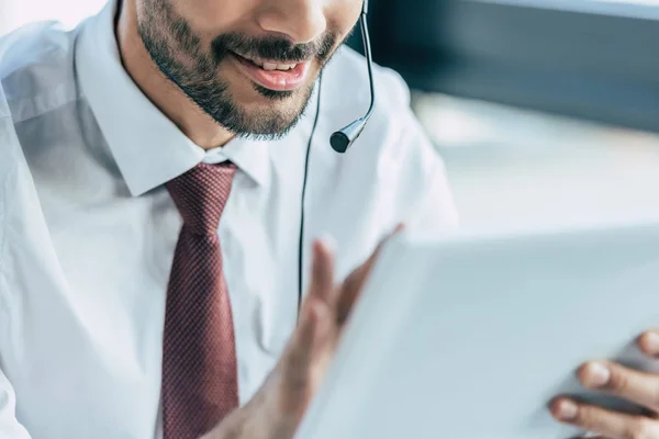 Vue recadrée de l'opérateur du centre d'appels souriant à l'aide d'une tablette numérique — Photo de stock