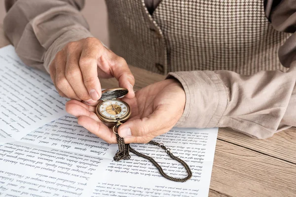 Visão cortada do homem aposentado segurando relógio de bolso perto de papéis com letras — Fotografia de Stock