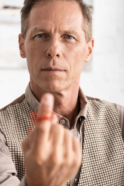 Вибірковий фокус відставного чоловіка з хворобою Альцхаймера рядок нагадування людського пальця — стокове фото