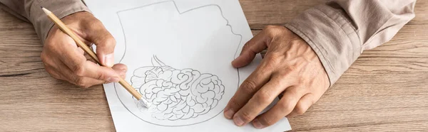 Tiro panorâmico de homem aposentado com doença de Alzheimer desenho cabeça humana e cérebro — Fotografia de Stock