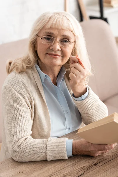 Cheerful retired woman with alzheimers disease string human finger reminder — Stock Photo