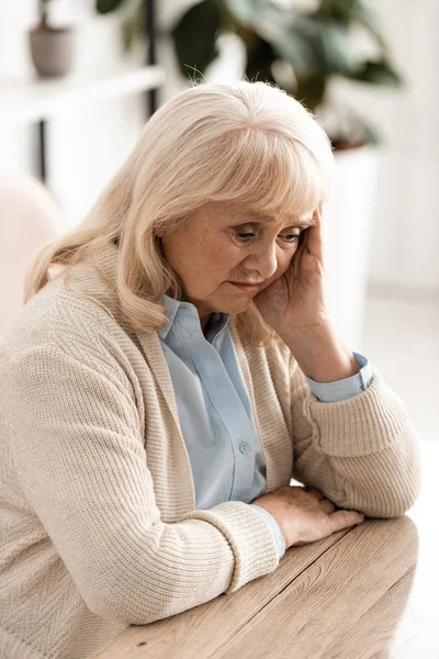 Verärgerte und kranke Seniorin sitzt zu Hause — Stock Photo