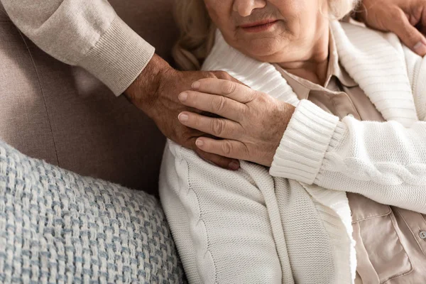 Vista ritagliata della donna anziana toccare mano sul marito — Foto stock