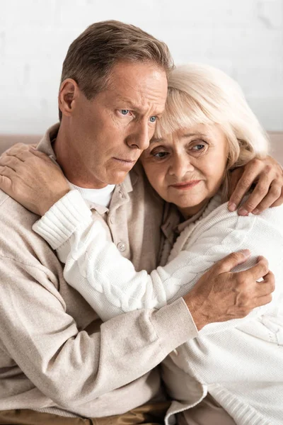 Frustrated retired woman hugging senior husband with mental illness — Stock Photo