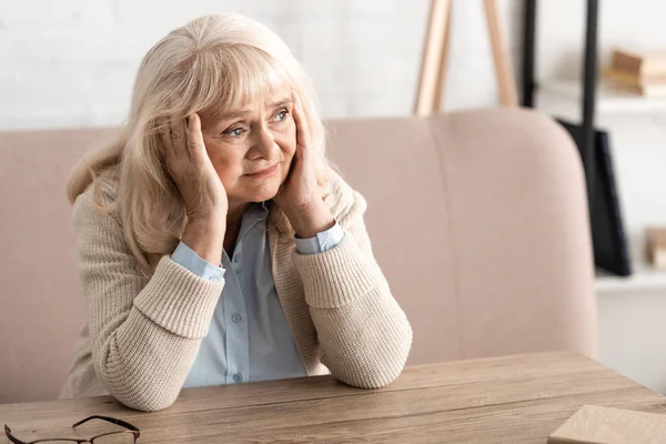 Triste donna anziana con perdita di memoria a casa — Foto stock