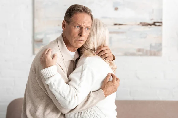 Senior homme avec alzheimer maladie étreignant femme à la maison — Photo de stock