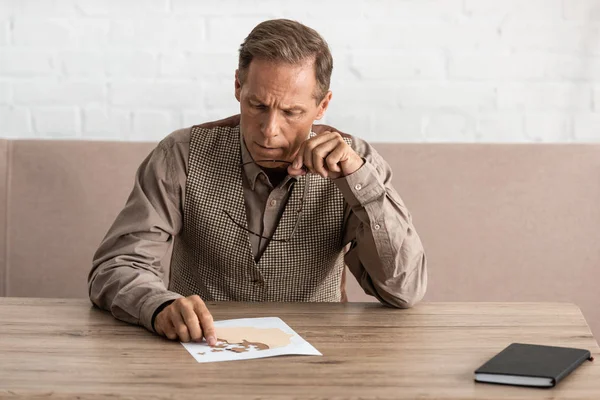 Sick senior man with dyslexia matching puzzle pieces — Stock Photo