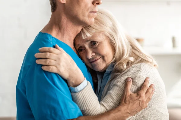 Vue recadrée du médecin étreignant femme âgée malade — Photo de stock