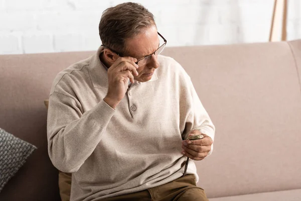 Homem idoso doente com alzheimer segurando relógio de bolso — Fotografia de Stock