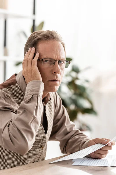 Homme malade avec dyslexie tenant du papier — Photo de stock