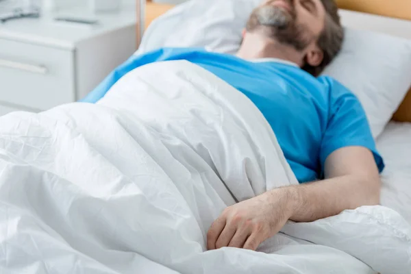 Selektiver Fokus des Patienten im Arztkittel, der im Krankenhaus schläft — Stockfoto