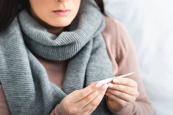 Vista ritagliata di donna malata con termometro con febbre a casa — Foto stock