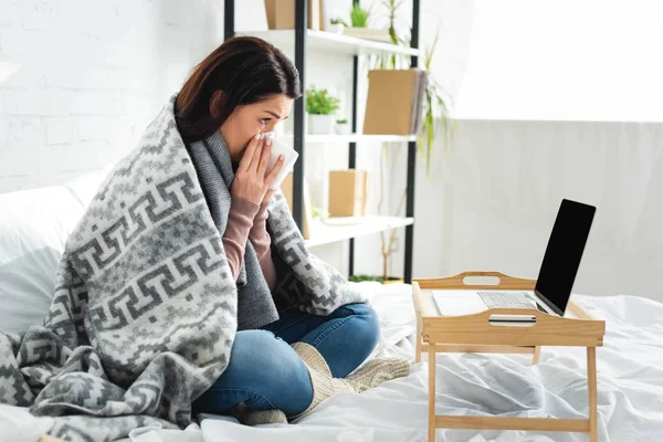 Attraente donna malata avendo consultazione online con il medico sul computer portatile — Foto stock