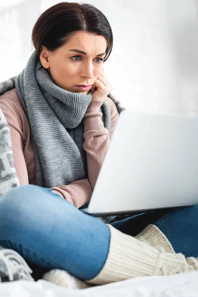 Хвора жінка має онлайн-консультацію з лікарем на ноутбуці — стокове фото