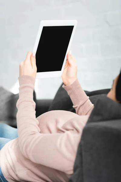 Chica embarazada que tiene consulta en línea con el médico en la tableta digital con pantalla en blanco - foto de stock