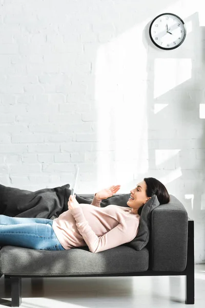 Happy pregnant woman waving and having online consultation with doctor on digital tablet — Stock Photo