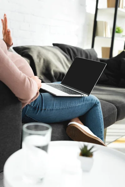 Обрезанный вид беременной женщины, имеющей онлайн консультации с врачом на ноутбуке с чистым экраном — стоковое фото