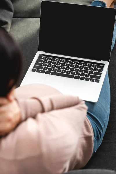 Обрізаний вид вагітної пацієнтки, що має онлайн-консультацію з лікарем на ноутбуці вдома — стокове фото