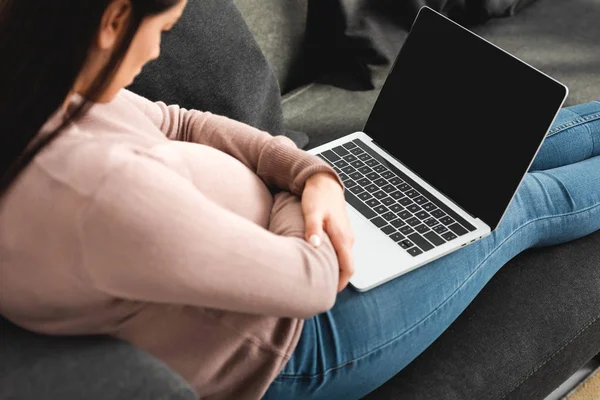 Обрізаний вид вагітної дівчини, що має онлайн-консультацію з лікарем на ноутбуці вдома — стокове фото
