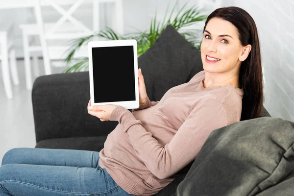 Bella donna incinta sorridente in possesso di tablet digitale con schermo bianco — Foto stock