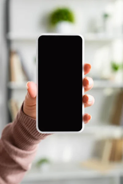 Vista cortada de mulher segurando smartphone com tela em branco — Fotografia de Stock