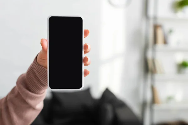 Обрезанный вид женщины, держащей смартфон с пустым экраном — стоковое фото