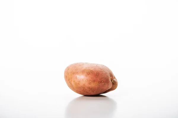 Bio-Rohkartoffeln auf weißem Hintergrund — Stockfoto