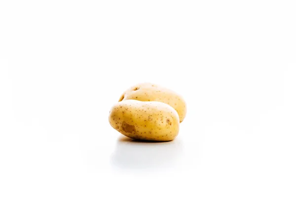 Pommes de terre crues fraîches entières isolées sur blanc — Photo de stock