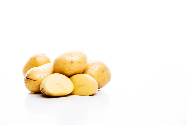 Rohe ganze und geschnittene frische Kartoffeln isoliert auf weiß — Stockfoto