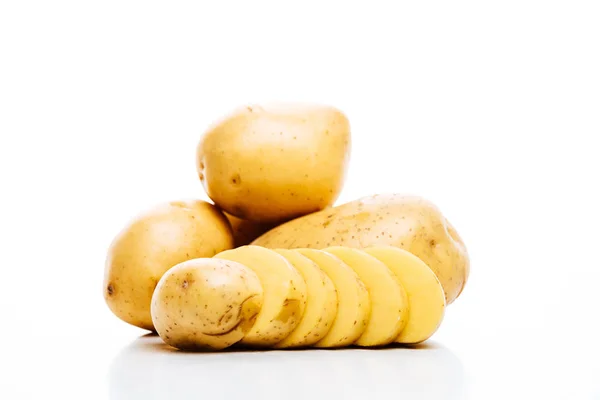 Batatas frescas em bruto inteiras e fatiadas, isoladas a branco — Fotografia de Stock