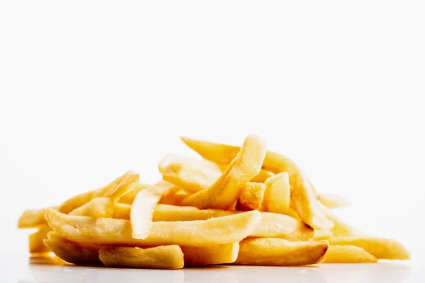Haufen frischer goldener Pommes frites isoliert auf weiß — Stockfoto