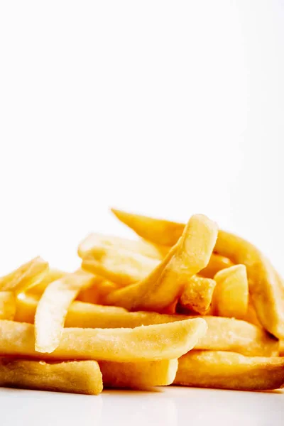 Haufen frischer goldener Pommes frites isoliert auf weiß — Stockfoto