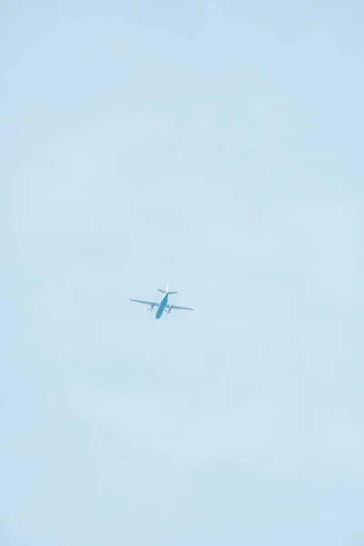 Unterseite des Flugzeugs mit blauem Himmel im Hintergrund — Stockfoto
