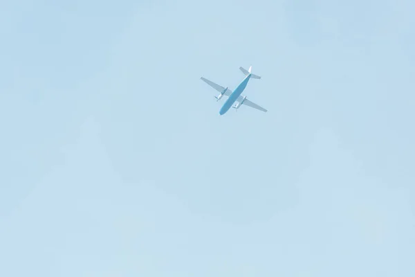Unterseite des Flugzeugs mit blauem Himmel im Hintergrund — Stockfoto