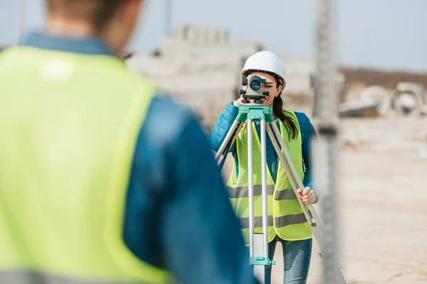Selective focus of surveyors using digital level and survey ruler — Stock Photo