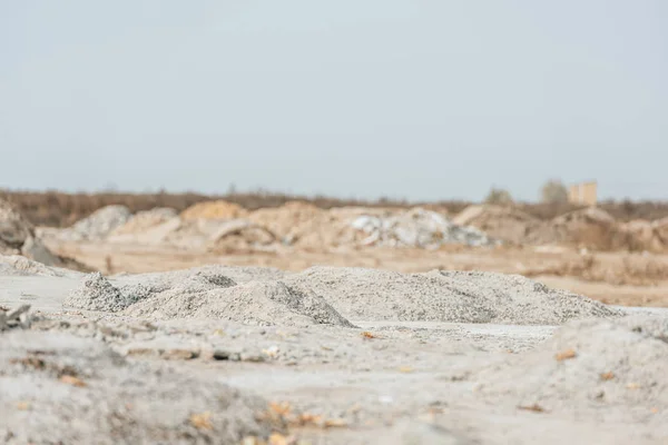 Moldes de areia e escória no campo com céu no fundo — Fotografia de Stock