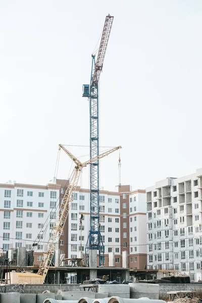 Estaleiro de construção com maquinaria pesada com céu no fundo — Fotografia de Stock