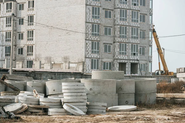 Строительная площадка со строительными кранами и бетонными блоками — стоковое фото