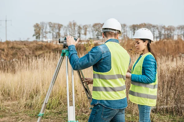 Indagini che lavorano con il livello digitale sul campo — Foto stock