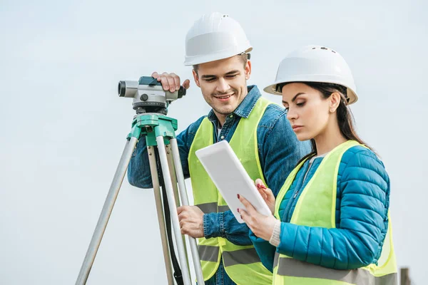 Vermessungsingenieure mit digitalem Pegel am Tablet — Stockfoto