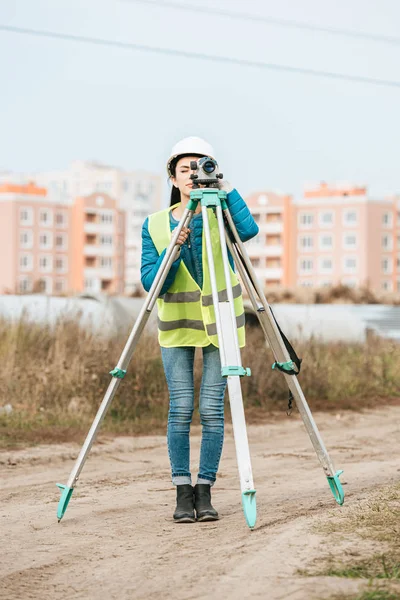 Superficie di misura del rilevatore femminile con livello digitale — Foto stock