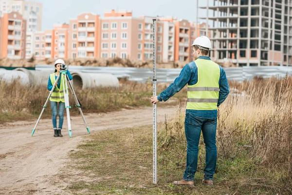 Indagini che misurano il terreno con livello digitale e righello — Foto stock