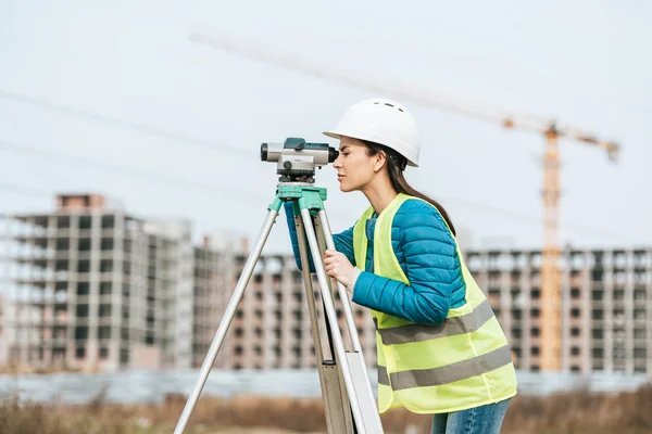 Side view of Surveyor measuring land with digital level — Stock Photo