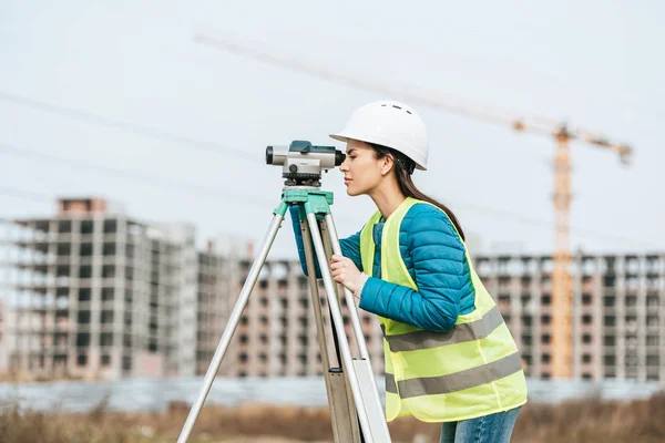 Vista lateral da terra de medição Surveyor com nível digital — Fotografia de Stock