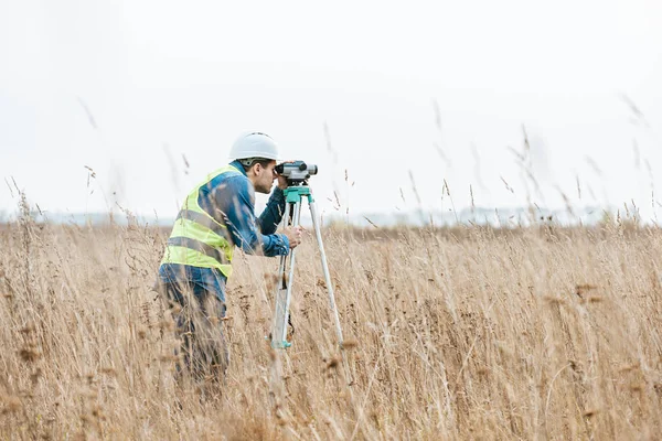 Seitenansicht des Vermessers mit digitalem Füllstandmessfeld — Stockfoto