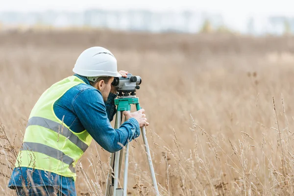 Inquérito com nível digital trabalhando em campo — Fotografia de Stock