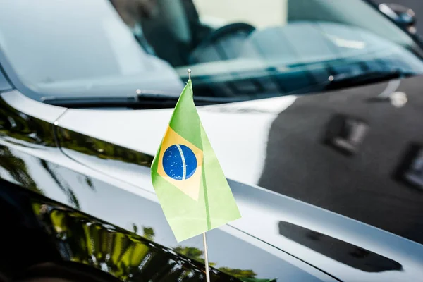 Selektiver Fokus der brasilianischen Flagge auf moderne Autos — Stockfoto