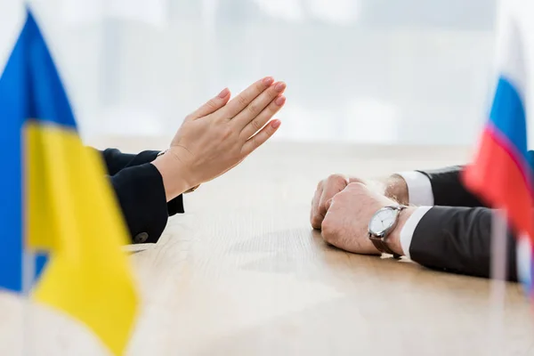 Foyer sélectif du diplomate avec les mains priantes près de l'ambassadeur à l'ambassade — Photo de stock