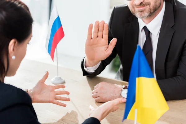 Обрезанный взгляд украинского дипломата и посла России на жесты в ходе переговоров — стоковое фото