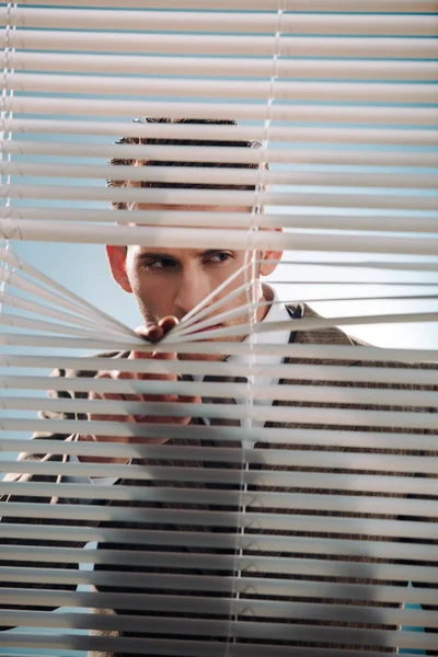 Homme touchant fenêtre lie et détourner les yeux — Photo de stock